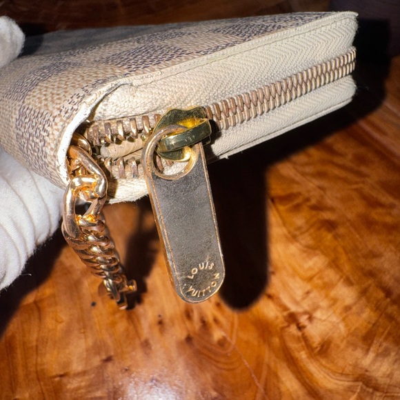 Louis Vuitton
2009 Damier Azur Pattern Zippy Organizer Wallet & unbranded chain - Picture 9 of 17